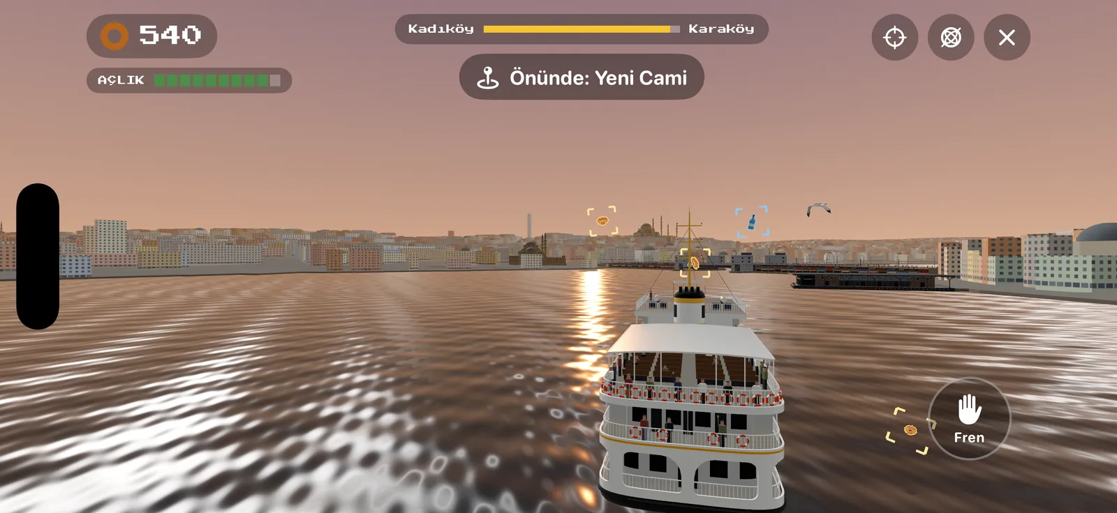 Gün batımında Istangull: Susam, Karaköy’e giden beyaz vapuru takip ediyor; havada simitler, ufukta Tarihi Yarımada ve “Önünde: Yeni Cami” yazan rehber.